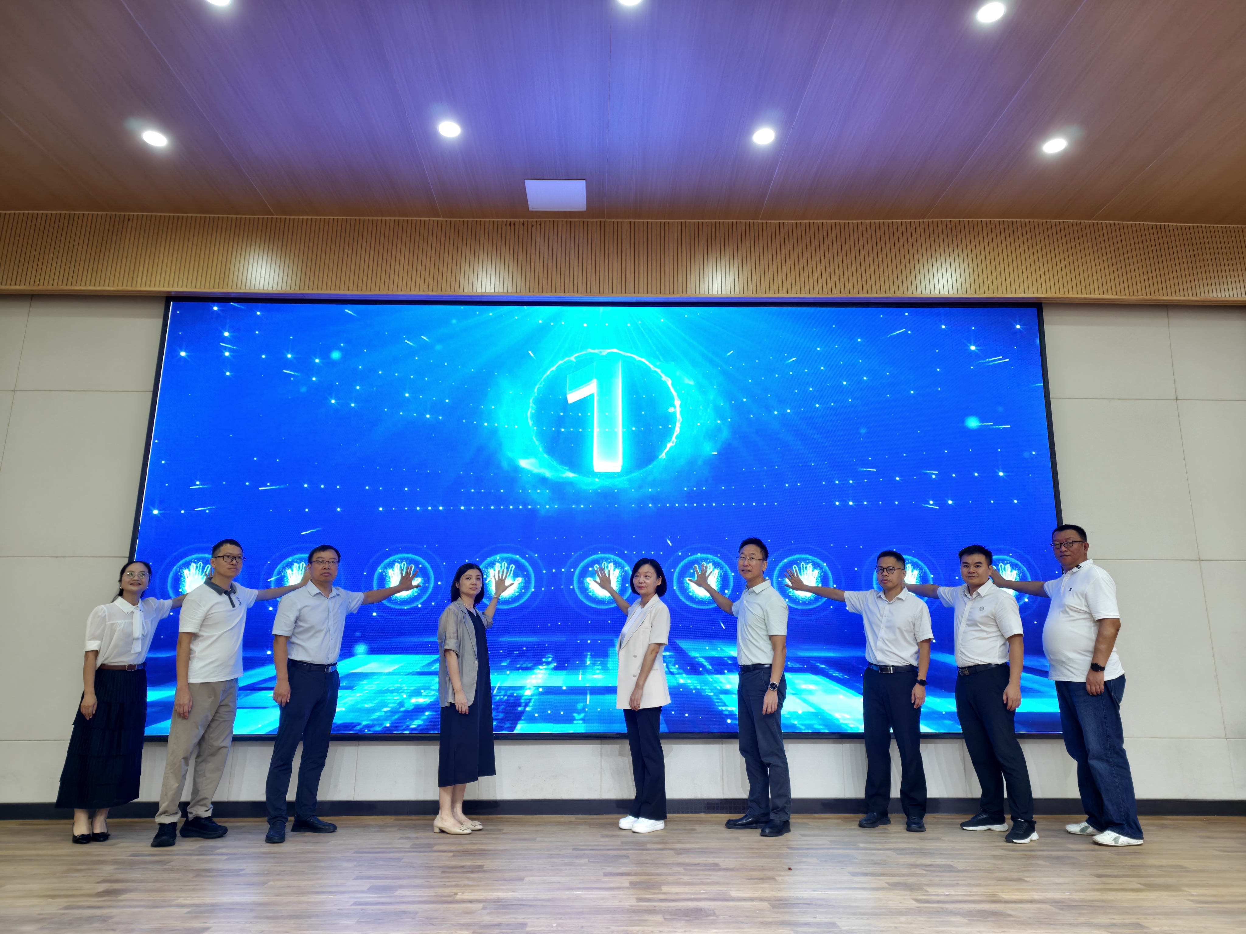 启动仪式合照1.jpg 启动仪式合照1.jpg